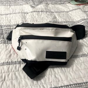 Flag nor fail sling bag in snow cap color